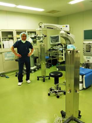 医療機器に囲まれたタワー型殺菌装置。竹内眼科クリニック様手術室へ導入